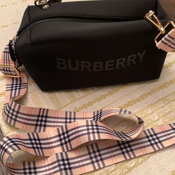 Burberry Handbags - Burberry perfume pouch